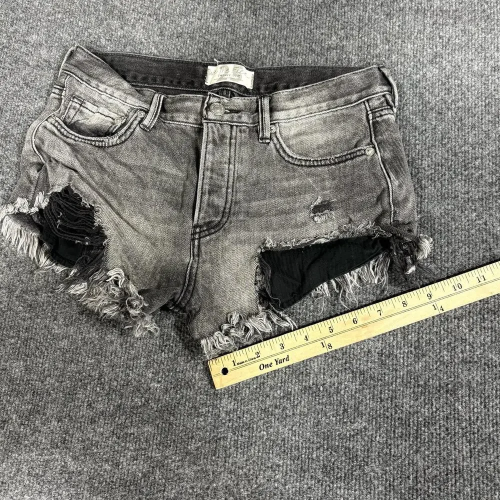 We The Free Shorts Womens 25 Gray Denim Cutoff Distressed Frayed Raw Hem Casual